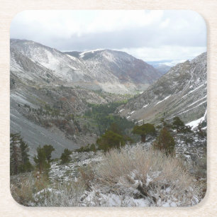 Durch die verschneiten Sierra Nevada Berge fahren Rechteckiger Pappuntersetzer