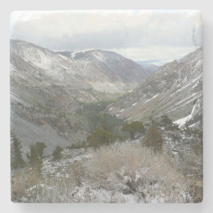 Durch die verschneiten Sierra Nevada Berge fahren Steinuntersetzer
