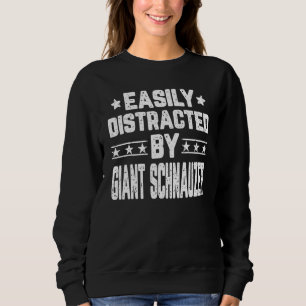 Durch Riesenschnauzer-Hund leicht abgelenkt Sweatshirt