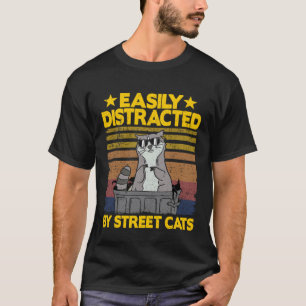 Durch Straßenkatzen leicht abgelenkt Waschbär 6 T-Shirt