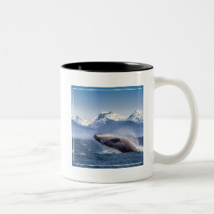 Durchbrechen des Buckel-Wals in Alaska Zweifarbige Tasse