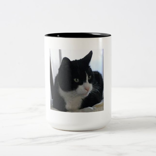 Durchdachte Tuxedo-Katzen-Tasse Zweifarbige Tasse (Mittel)