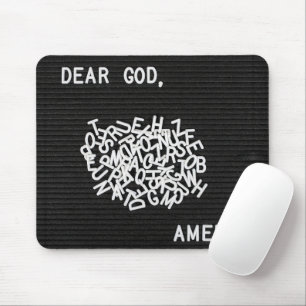Durcheinandergebrachte Gebetsbuchstaben auf schwar Mousepad