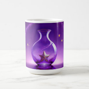 Durchsichtige lila Vase mit Stern unter einer Kupp Kaffeetasse