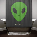 Duschvorhang für grüne Alien<br><div class="desc">Ein schwarzer Duschvorhang mit grünem Alien-Kopf und eine individuell anpassbare Nachricht "Glauben"! Ideal für eine gepflegte Badezimmerdekoration!</div>