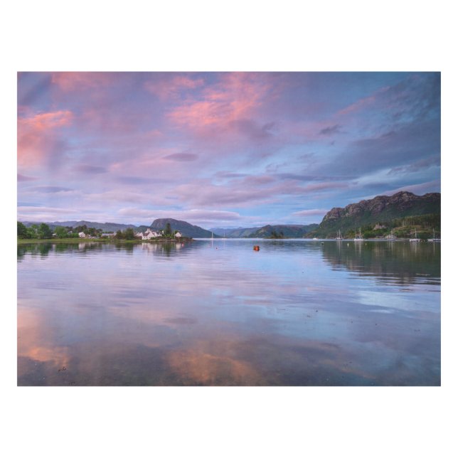 Dusk Sky Reflections auf Loch Carron Tischdecke (Vorderseite (Horizontal))
