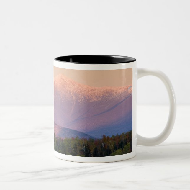 Dusk und Mount Washington in neuen Hampshire Zweifarbige Tasse (Rechts)