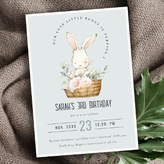 Dusky Blue Bunny im Blumenkorb Kindergeburtstag Einladung