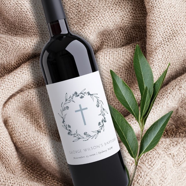 Dusky Blue Floral Laurel Wreath Monogram Taufe Weinetikett (Von Creator hochgeladen)