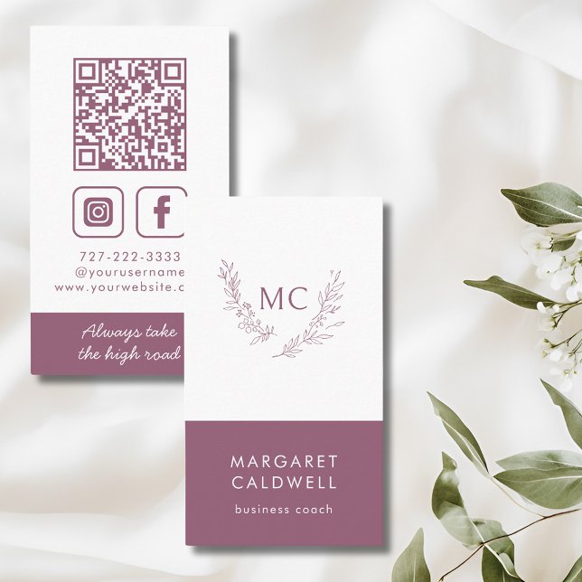 Dusky Lila Monogram Vertikal Visitenkarte (Dusky Purple Monogram Wreath Social Media Vertical Business Card)