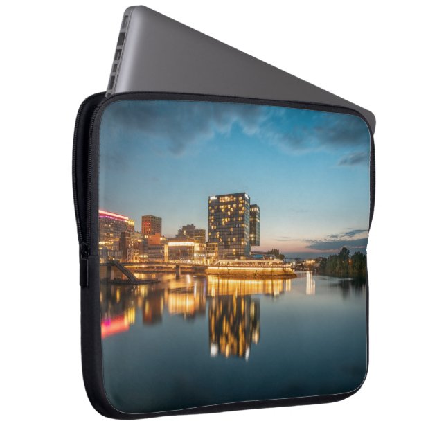 Düsseldorf Deutschland Laptopschutzhülle (Vorne Rechts)