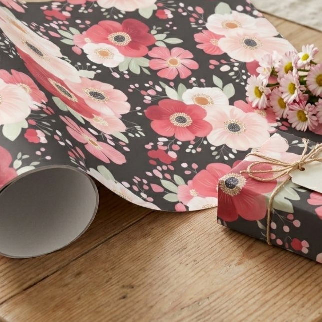Düster-schwarze und rosa Anemonen-Blumenmuster Geschenkpapier (Moody black wrapping paper with pink and coral anemones for a stylish sister's birthday gift.)