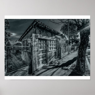 Düstere monochrome Holzhütte mit dramatischen Scha Poster