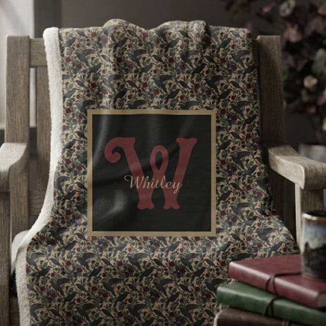 Düsterer Onyx-Barock-Rabe Sherpadecke (Baroque raven monogram sherpa blanket for dark academia students reading on cozy autumn evenings.)