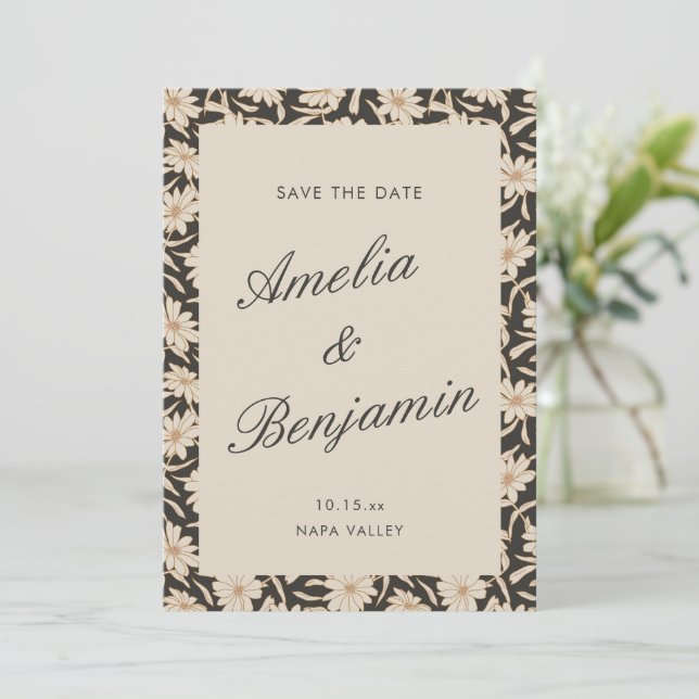 Düsteres Florales Schwarz-Elfenbein-Script-Hochzei Save The Date (Stehend Vorderseite)