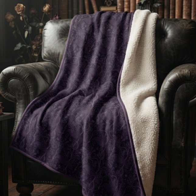 Düsteres Pflaumen-Gotik-Damaskus-Muster Sherpadecke (Gothic damask sherpa blanket with cream backing for dark academia birthday celebrations.)
