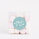 Dusty Aquamarin | Muss Personalisierte Gastgeschen Runder Aufkleber<br><div class="desc">Die Gastgeschenk Hochzeit-Aufkleber aus der Sonne sind in weißem,  handgeschriebenem Schriftsatz mit Herz-Akzent "mint to be" auf einem staubigen,  aquamarinen Aquahintergrund. Personalisieren Sie mit Ihren Namen und Hochzeitstermin.</div>