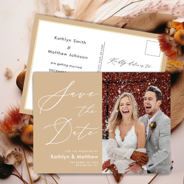 Dusty Beige Elegant Script Wedding Save the Date Ankündigungspostkarte (Von Creator hochgeladen)