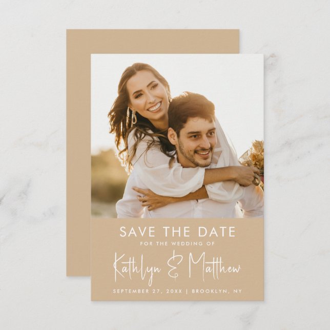 Dusty Beige Fun Script Modernes Foto Hochzeit Save The Date (Vorne/Hinten)
