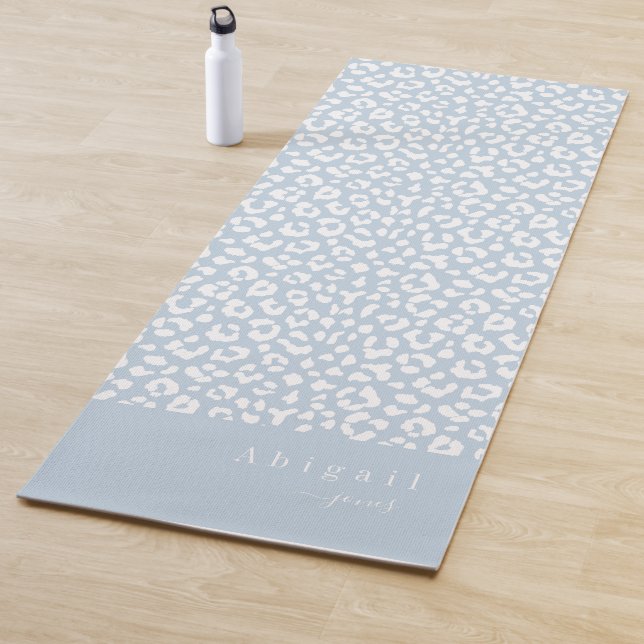 Dusty blue Animal Print Script Name Personalisiert Yogamatte (Beispiel)