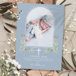 Dusty Blue Baptism Greenerity Arch Foto Dankeskarte<br><div class="desc">Moderne Taufe Taufe Foto danke Ihnen Karte. Persönlich mit Ihrem Foto und der Taufe verwöhnen wir Sie mit einer Taufbotschaft,  die Sie mit schicken,  weißen Schriftzeichen in diesem eleganten Design mit einem eleganten,  weißen Bogen und einem farbenprächtigen grünen Blattwerk auf einem staubigen blauen Hintergrund anspricht. Entwickelt von Thisisnotme©</div>