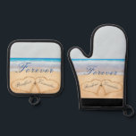 Dusty Blue Beach Wedding / Anniversary Hearts Sand Ofenhandschuh & Topflappen-Set<br><div class="desc">Dusty Blue Beach Hochzeitspaare Namen in Herz in Sand Ofen Mitte. Ideal für Braut und Gräuel,  Stadttaschen für Gast oder für Mitglieder der Hochzeitsfeier.</div>