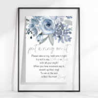 Dusty Blue Blumen setzen einen Ring auf das Spiel