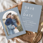 Dusty Blue Boho Save the Date Foto Minimalistisch<br><div class="desc">Hochzeit Boho Speichern Sie die Date Cards,  die ein Foto auf der Vorderseite haben. Die Save the Date-Karten enthalten eine moderne,  handgeschriebene,  kursive Schriftzeichen-Typografie,  die elegant,  einfach und modern nach einem einfachen Hochzeitstag-Fest zu verwenden sind.</div>