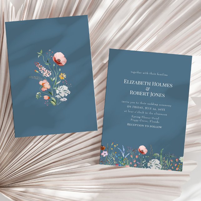 Dusty Blue Boho Wildblume Hochzeit Einladung (Dusty Blue Boho Wildflower Wedding Invitation on a sunny neutral dry palm leaf.)