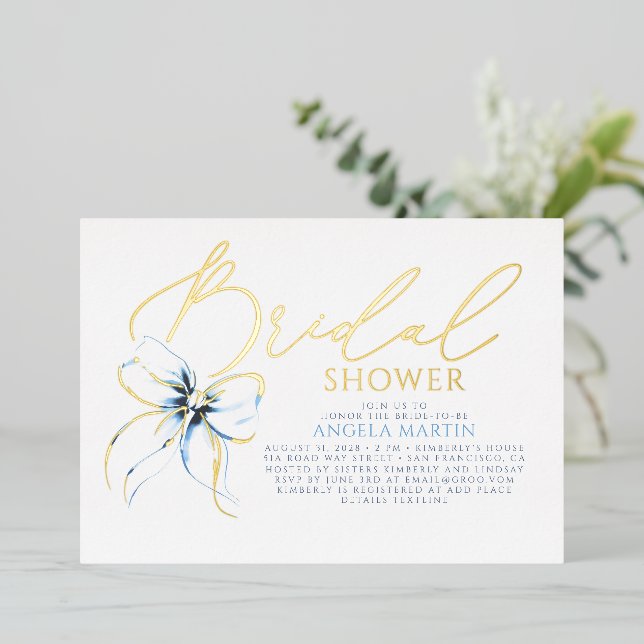 Dusty Blue Bow Elegant Script Modern Bridal Shower Folieneinladung (Stehend vorne)