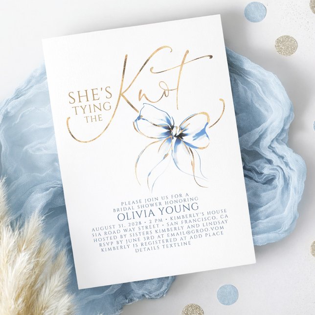 Dusty Blue Bow She's Tying The Knot Bridal Shower Einladung (Dusty Blue Bow Bridal Shower Invitation Romantic Elegant Calligraphy with French Vintage Ribbon)