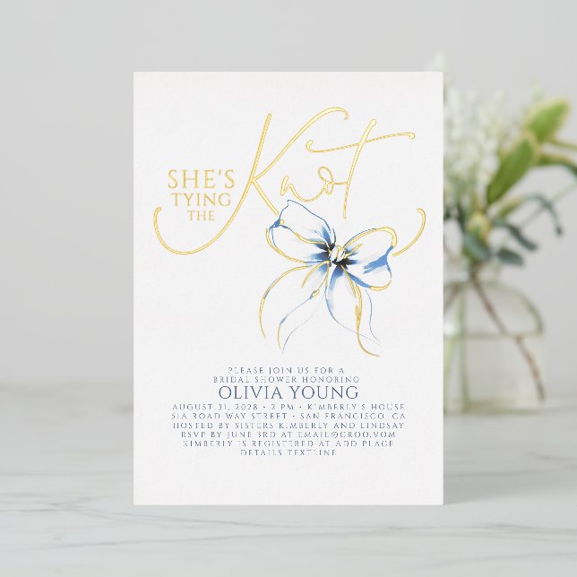 Dusty Blue Bow She's Tying The Knot Bridal Shower Folieneinladung (Stehend vorne)
