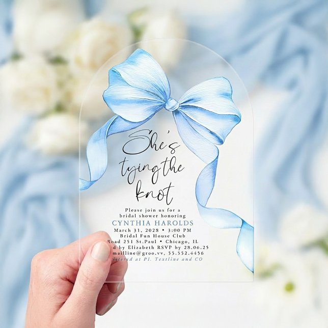 Dusty Blue Bow Sie bindet das Brautparty des Knote Acryleinladungen (Acrylic Bridal Shower Invitation with Dusty Blue Bow - She's Tying The Knot and Something Blue )