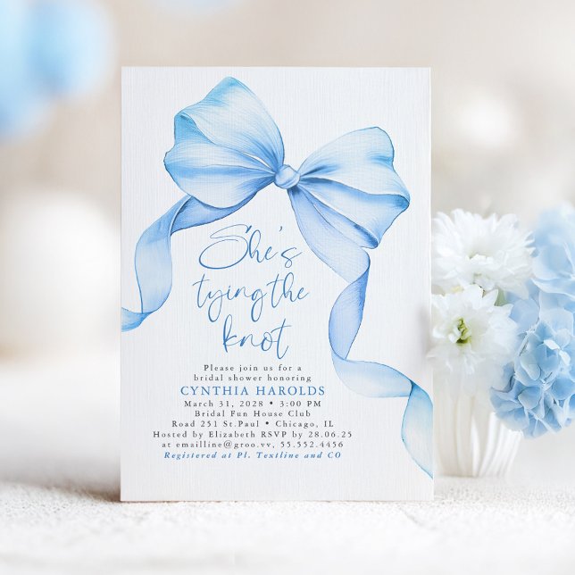 Dusty Blue Bow Sie bindet das Brautparty des Knote Einladung (Blue Bow Bridal Shower Invitation She's Tying The Knot)