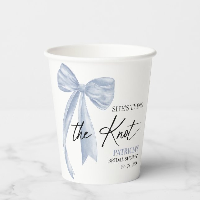 Dusty Blue Bow Sie bindet das Brautparty des Knote Pappbecher (Rückseite)