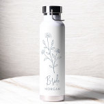 Dusty Blue Bride Hand Floral Bachelorette Trinkflasche<br><div class="desc">Feiern Sie stilvoll mit unserem Namen Hand Scripted Bachelorette Brautparty Thermal Wine Tumbler. Mit seinem eleganten, personalisierten Drehbuch-Design ist dieser Schuster ideal, um Getränke während Ihrer Brautfeierlichkeiten bei optimaler Temperatur behalten. Aus hochwertigen, isolierten Materialien gefertigt, ist es genauso praktisch wie schick. Ideal für Junggeselinnen-Abschiede, Brautpartys oder als nachdenkliches Geschenk verbindet...</div>
