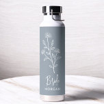 Dusty Blue Bride Hand Floral Bachelorette Trinkflasche<br><div class="desc">Feiern Sie stilvoll mit unserem Namen Hand Scripted Bachelorette Brautparty Thermal Wine Tumbler. Mit seinem eleganten, personalisierten Drehbuch-Design ist dieser Schuster ideal, um Getränke während Ihrer Brautfeierlichkeiten bei optimaler Temperatur behalten. Aus hochwertigen, isolierten Materialien gefertigt, ist es genauso praktisch wie schick. Ideal für Junggeselinnen-Abschiede, Brautpartys oder als nachdenkliches Geschenk verbindet...</div>