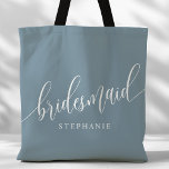 Dusty Blue Bridesmaid Modernes Skript<br><div class="desc">Zeigen Sie Ihrem Brautparty mit dieser stylischen, staubblauen Bräunungstüte Ihre Wertschätzung. Diese Tasche mit modernem Drehbuch und dem Namen Ihrer Brautjungfrau ist praktisch und elegant zugleich. Die weiche Farbe und das schicke Design machen es perfekt, um das Wesentliche des Hochzeitstages oder Alltagsgegenstände zu tragen. Diese personalisierte Totttasche verleiht den Brautmädchen...</div>