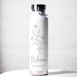 Dusty Blue Bridesmaid Name Floral Bachelorette Trinkflasche<br><div class="desc">Feiern Sie stilvoll mit unserem Namen Hand Scripted Bachelorette Brautparty Thermal Wine Tumbler. Mit seinem eleganten, personalisierten Drehbuch-Design ist dieser Schuster ideal, um Getränke während Ihrer Brautfeierlichkeiten bei optimaler Temperatur behalten. Aus hochwertigen, isolierten Materialien gefertigt, ist es genauso praktisch wie schick. Ideal für Junggeselinnen-Abschiede, Brautpartys oder als nachdenkliches Geschenk verbindet...</div>