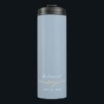 Dusty Blue Bridesmaid Wedding Thermosbecher<br><div class="desc">Einfache,  elegante,  minimalistisch personalisierte staubblaue Hochzeitsgeschenk Thermalwäscher,  mit Imitaten goldenes Seilherz und modernen Kalligrafien Drehbuch.</div>