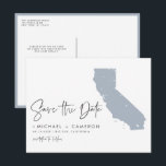 Dusty Blue California Map QR-Code Save the Date Ankündigungspostkarte<br><div class="desc">Laden Sie Ihre Lieben auf eine kalifornische Hochzeit ein, auf eine elegante, moderne Art und Weise mit diesem QR-Code Save the Date Postcard, der eine minimalistische Silhouette der kalifornischen Staat-Karte enthält. Ob Sie eine glamouröse Los Angeles-Feier planen, eine landschaftliche Hochzeit im Napa-Tal oder eine Küstenzeremonie an den wunderschönen Stränden Kaliforniens...</div>