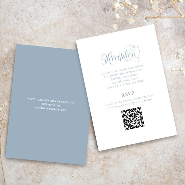 Dusty Blue Calligraphy Wedding QR Code RSVP Begleitkarte (Elegant dusty blue QR code RSVP card with modern calligraphy wedding design)