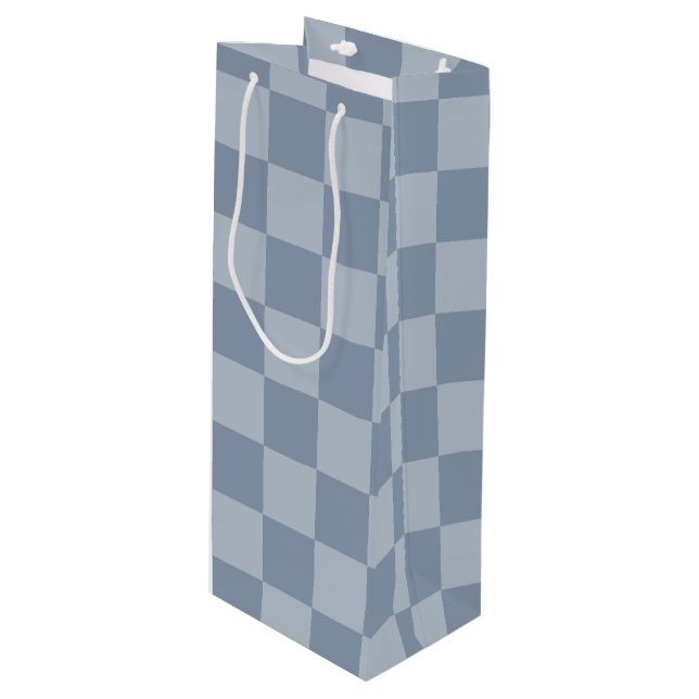 Dusty Blue Checkerboard Geschenktüte Für Weinflaschen (Vorderseite Schrägansicht)