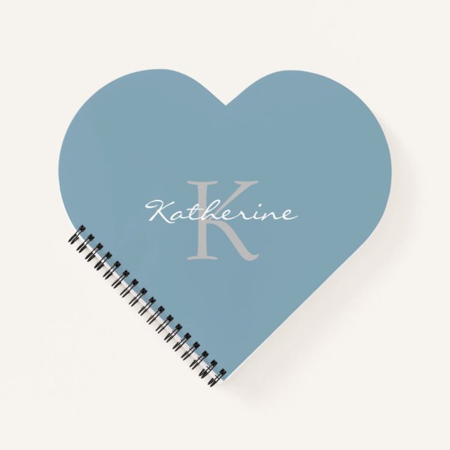 Dusty Blue Chic Monogramm Name Herz geformt Notizbuch (Vorderseite)