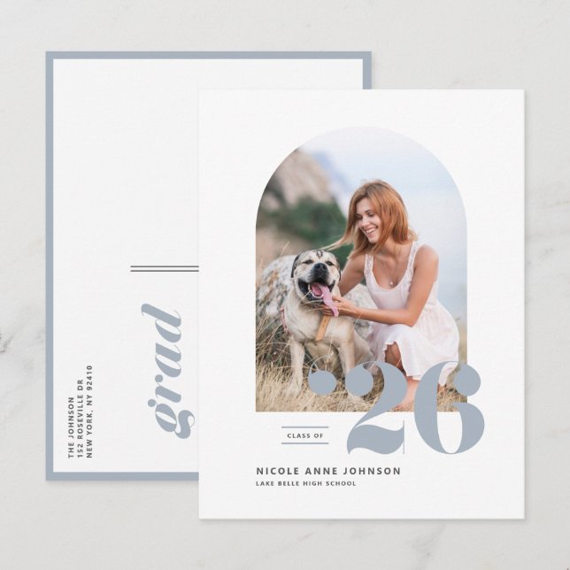 Dusty Blue Class of 2025 Arch Foto Abschluss Einladungspostkarte (Vorne/Hinten)