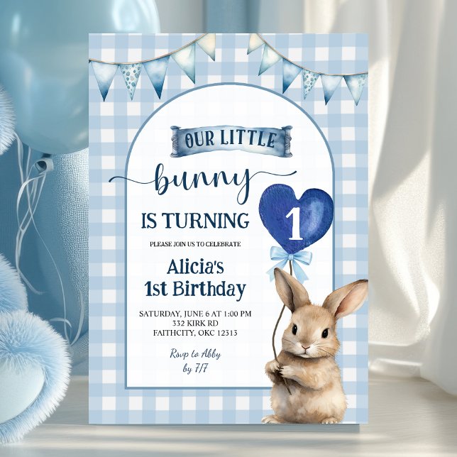 Dusty Blue Coquette Little Bunny Floral Birthday Einladung (Von Creator hochgeladen)
