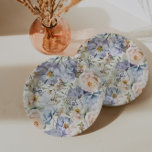 Dusty Blue Cream Pappteller<br><div class="desc">Elegante Teller mit weichem Aquarell-Blumendesign mit Blume in verschiedenen Farbtönen von staubigen Blau- und Cremetönen.</div>