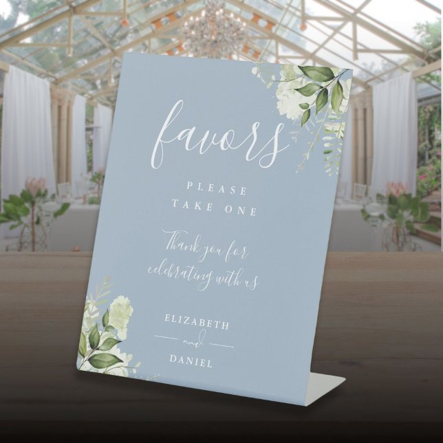 Dusty Blue Elegant Blumengrün Favoriten Sockelschild (Dusty Blue Elegant Floral Greenery Favors Pedestal Sign)