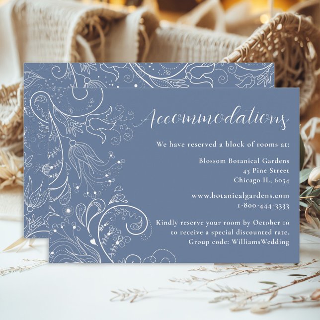 Dusty Blue Elegant Floral Hochzeitsunterkünfte Begleitkarte (Von Creator hochgeladen)