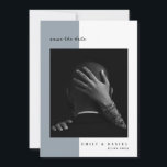 Dusty Blue Elegant Foto Save the Date Einladung<br><div class="desc">Diese minimalistische und elegante Hochzeit speichern die Dattelkarten mit modernem Schwarztext auf einem staubigen, blauen und weißen Hintergrund, mit Ihrem persönlichen Foto. Ein schlichtes und stilvolles Aussehen mit einer romantischen Abbildung auf der Rückseite.</div>